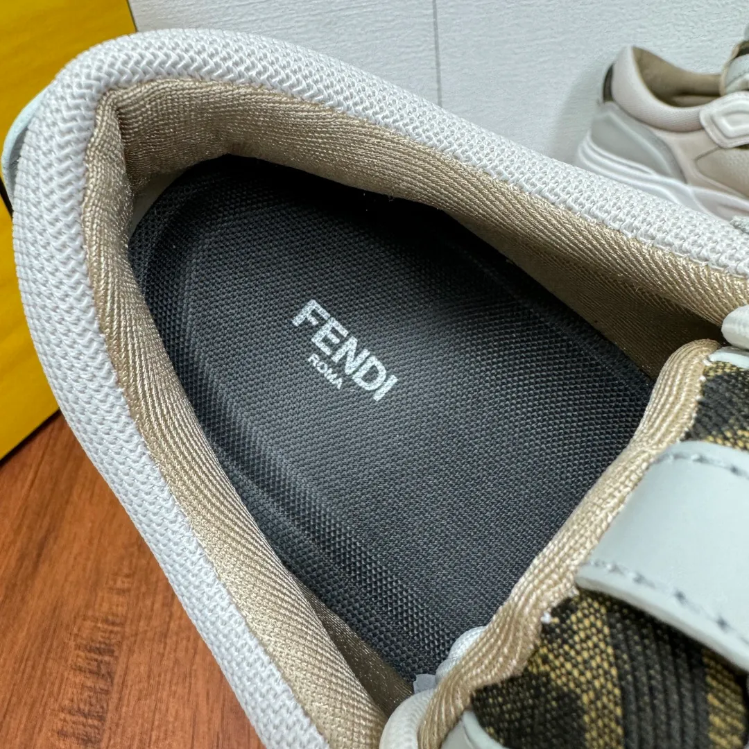 Batch 780 FENDI/FENDI Force men's sports shoes, new thick-soled lightweight lace-up low-top shoes at the counter, made of white full-grain leather and white and brown smooth leather, with padded elements. Brown FF jacquard and yellow technical fabric details. Lightweight, thick white sole with FF graphic details on the toe and heel. Main body of pebbled soft cowhide with Nappa calfskin. Contrasting color multiple composite splicing, extremely modern and youthful, webbing style lace-up hole design, multiple injection molded brand logo plastic modules on the toe, and embroidered FF logo on the side, heavy craftsmanship, full of details, super high quality control and fine workmanship! Full mesh breathable lining, ultra-light TPR foam rubber; molded outsole, lightweight and versatile, non-slip and wear-resistant! Comes with full packaging! Size: 39-40-41-42-43-44 Leather shoe size (can be customized, 38.45 cannot be returned or exchanged) Item number: 7E1728 Gray and white